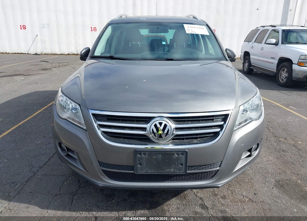 2011 VOLKSWAGEN TIGUAN VIN: WVGBV7AX1BW537860