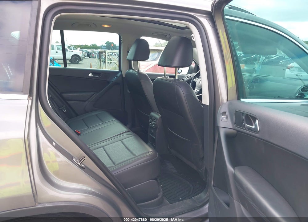 2011 VOLKSWAGEN TIGUAN VIN: WVGBV7AX1BW537860