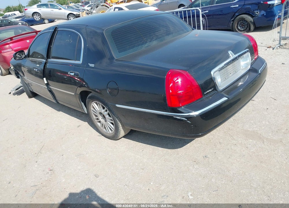 2008 LINCOLN TOWN CAR SIGNATURE LIMITED VIN: 2LNHM82VX8X637050