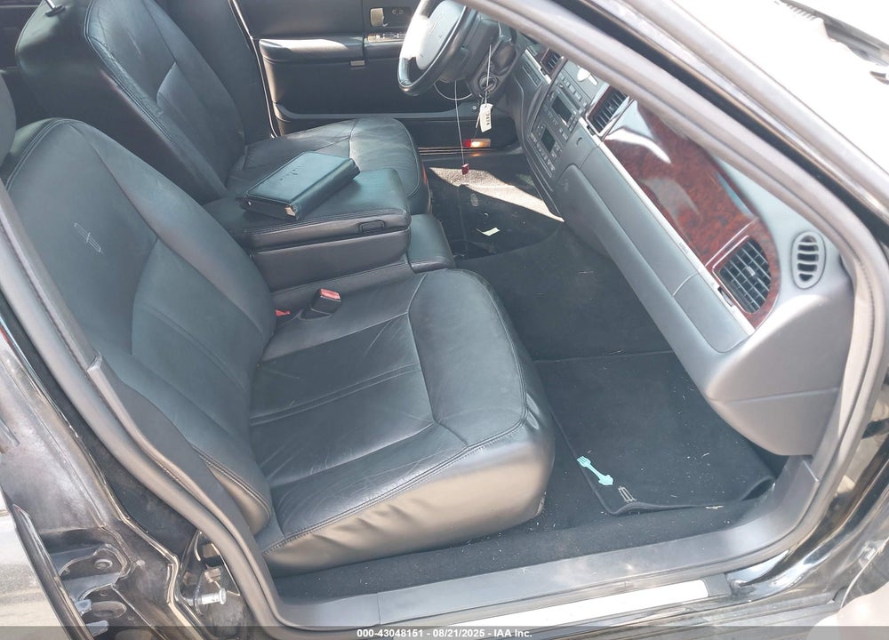2008 LINCOLN TOWN CAR SIGNATURE LIMITED VIN: 2LNHM82VX8X637050