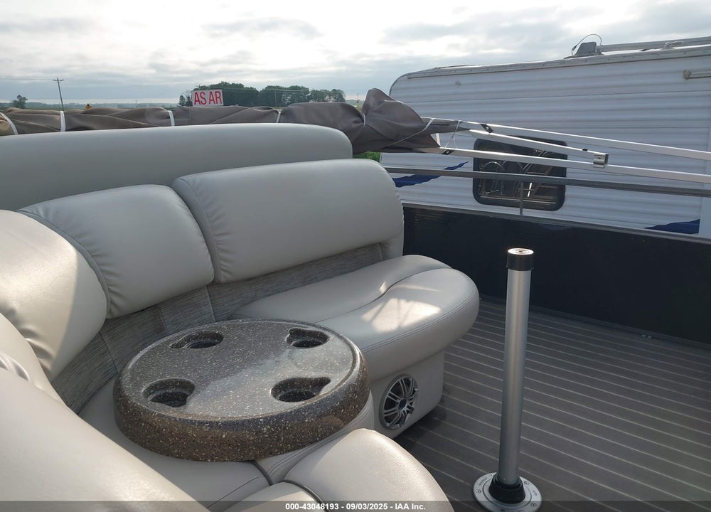 2015 MANITOU OASIS PONTOON VIN: TII67025A515