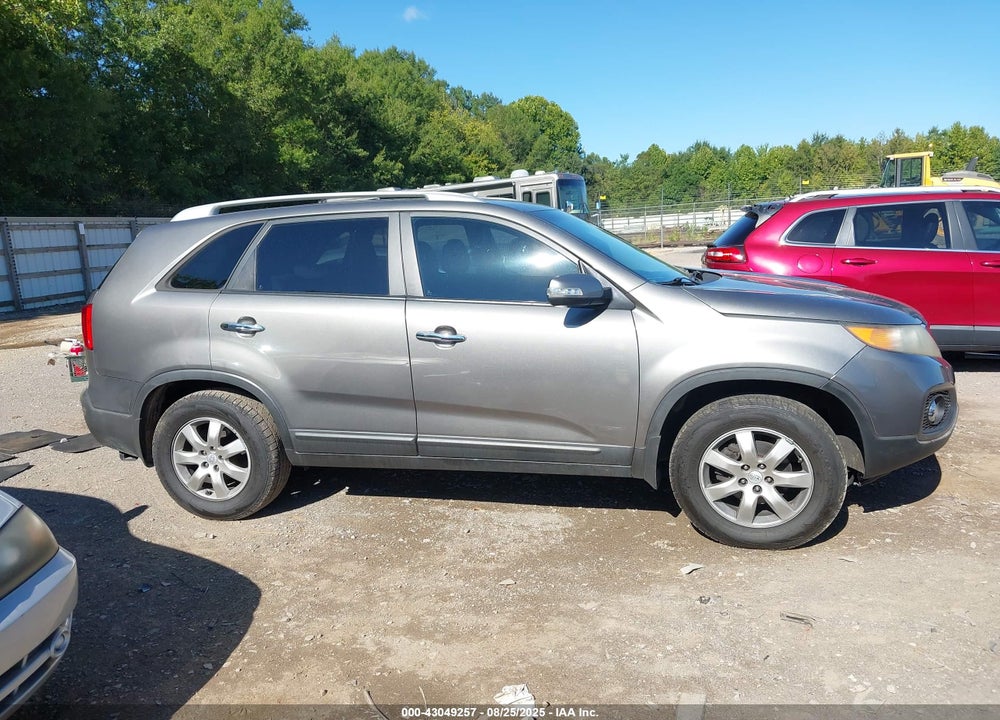 2011 KIA SORENTO VIN: 5XYKT4A11BG005445