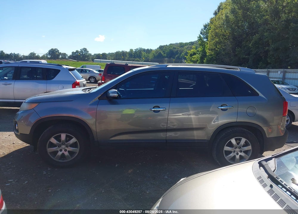 2011 KIA SORENTO VIN: 5XYKT4A11BG005445