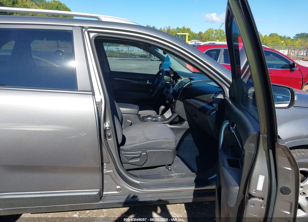 2011 KIA SORENTO VIN: 5XYKT4A11BG005445