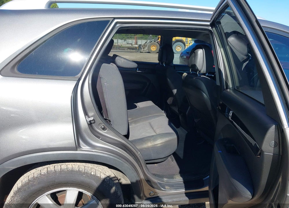 2011 KIA SORENTO VIN: 5XYKT4A11BG005445
