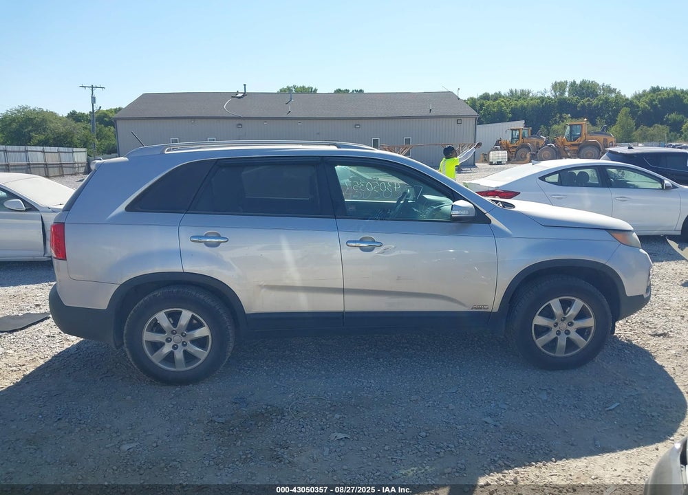 2011 KIA SORENTO VIN: 5XYKTDA1XBG100957