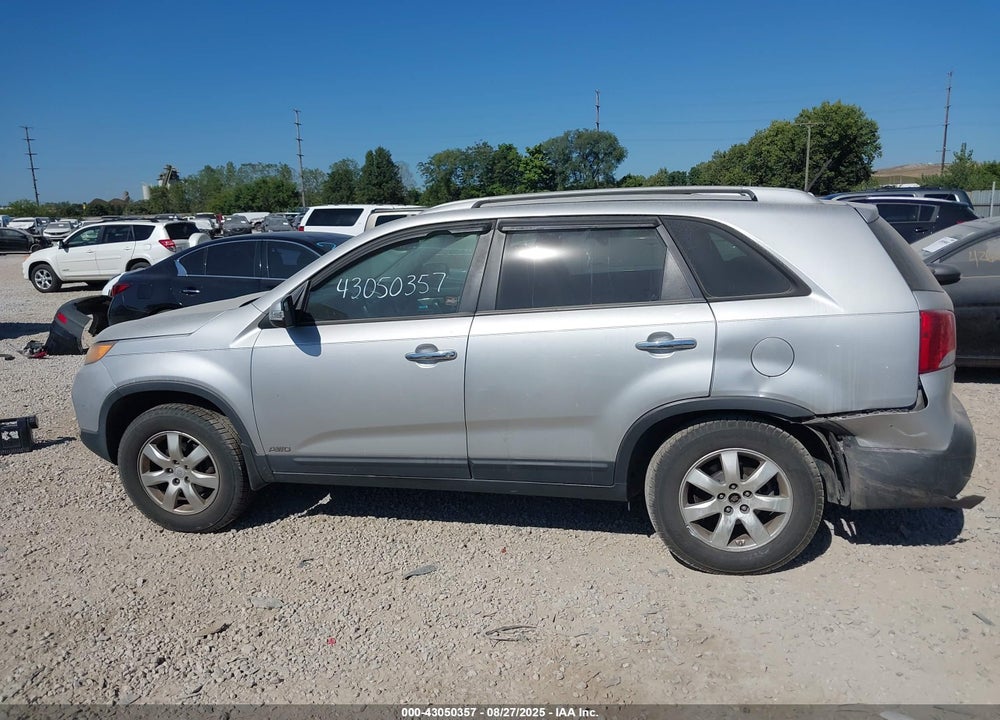 2011 KIA SORENTO VIN: 5XYKTDA1XBG100957