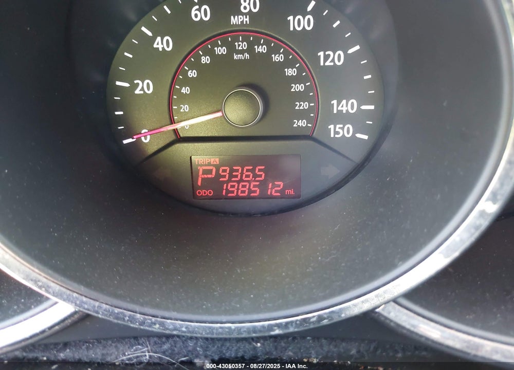 2011 KIA SORENTO VIN: 5XYKTDA1XBG100957