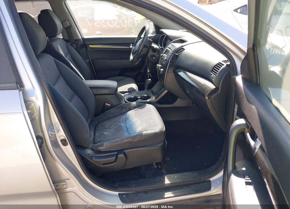 2011 KIA SORENTO VIN: 5XYKTDA1XBG100957
