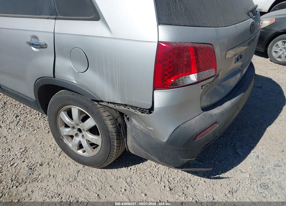 2011 KIA SORENTO VIN: 5XYKTDA1XBG100957