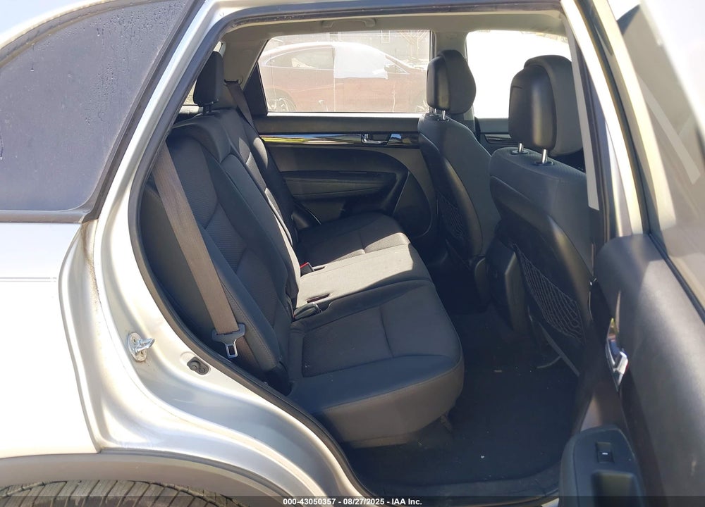 2011 KIA SORENTO VIN: 5XYKTDA1XBG100957
