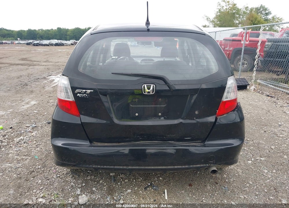 2013 HONDA FIT VIN: JHMGE8H32DC047157