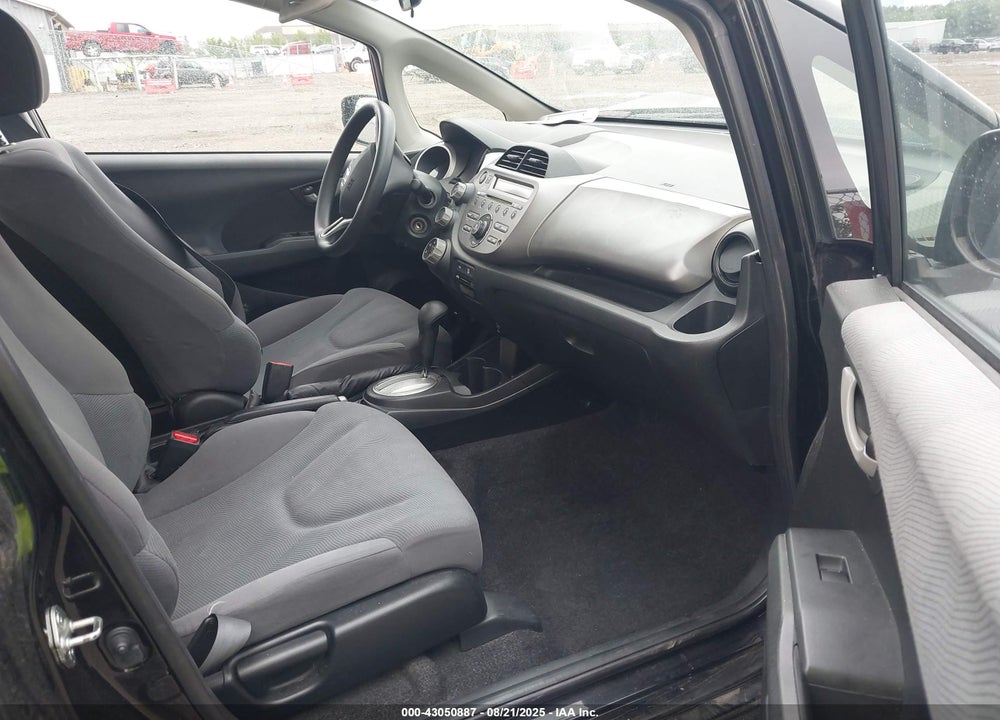 2013 HONDA FIT VIN: JHMGE8H32DC047157