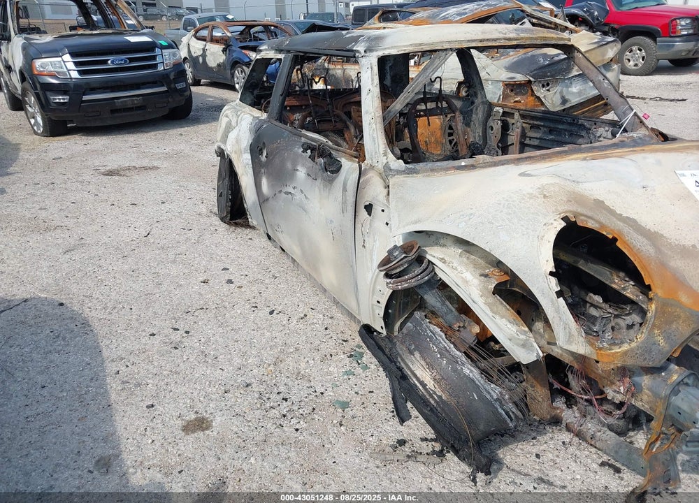 2012 MINI COOPER VIN: WMWSU3C50CT258492