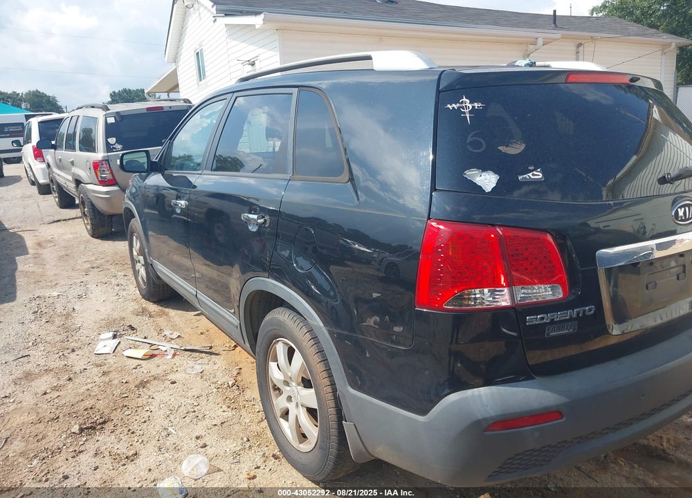 2011 KIA SORENTO VIN: 5XYKT3A14BG041091