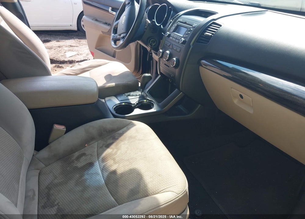 2011 KIA SORENTO VIN: 5XYKT3A14BG041091