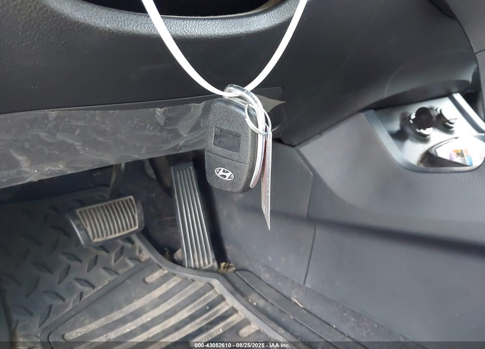 2017 HYUNDAI SANTA FE VIN: 5NMZTDLB5HH010764
