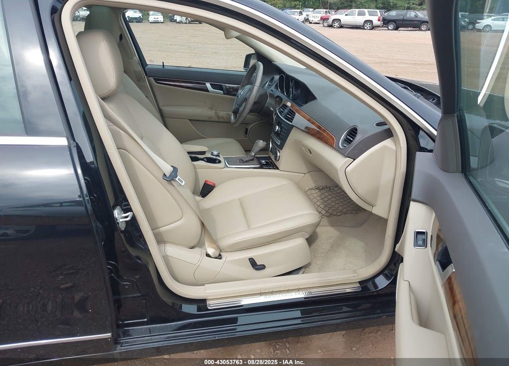2013 MERCEDES-BENZ C CLASS VIN: WDDGF4HB1DA801164
