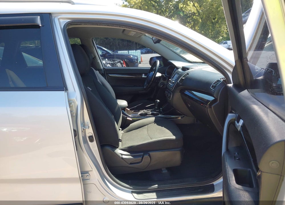 2015 KIA SORENTO VIN: 5XYKTCA65FG585195