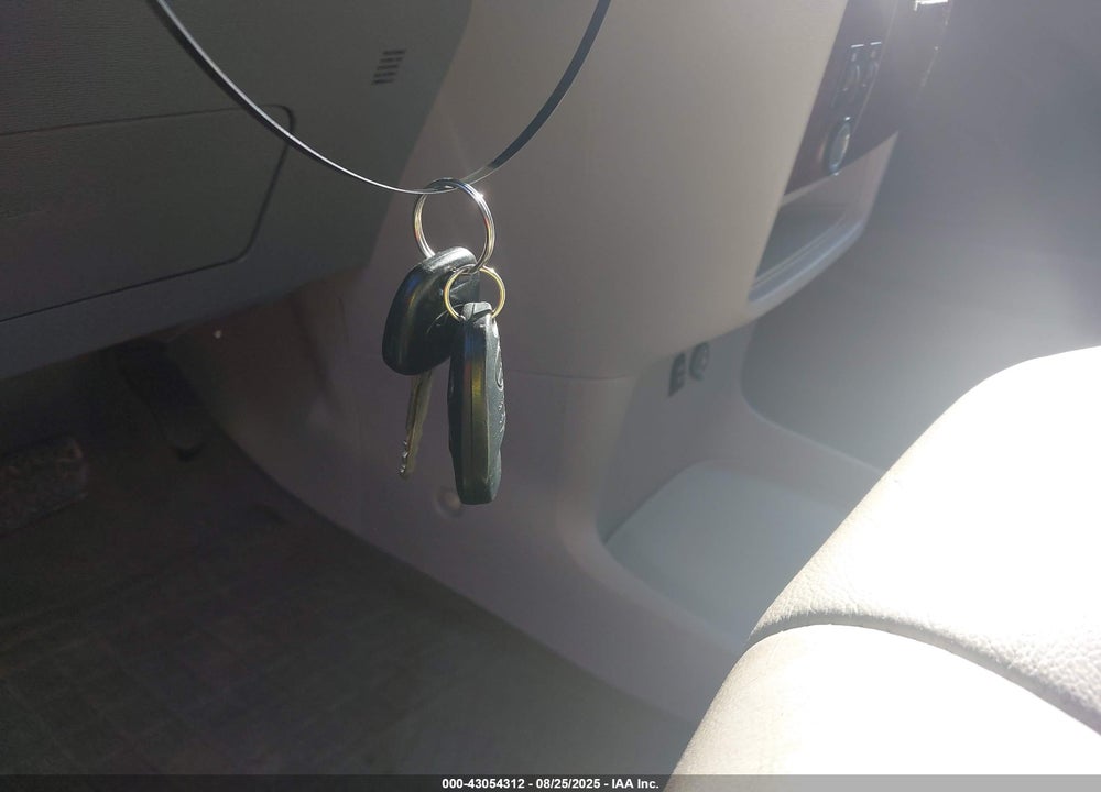 2014 TOYOTA SIENNA XLE V6 8 PASSENGER VIN: 5TDYK3DC6ES516726