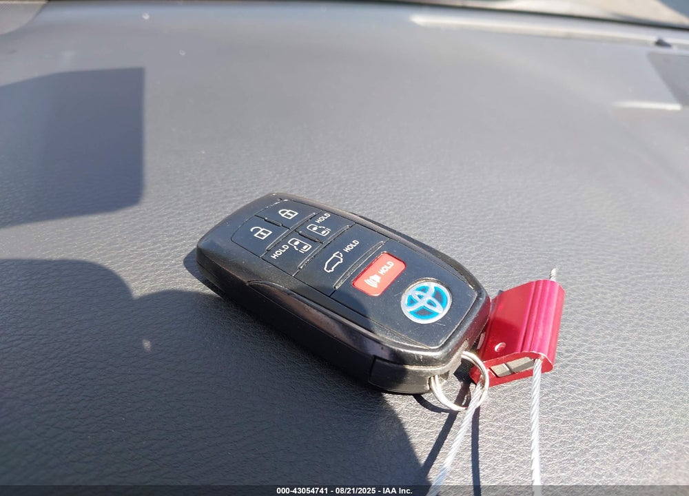 2021 TOYOTA SIENNA XLE VIN: 5TDJSKFC0MS028170