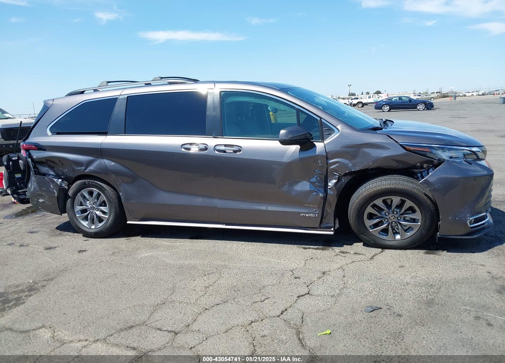 2021 TOYOTA SIENNA XLE VIN: 5TDJSKFC0MS028170