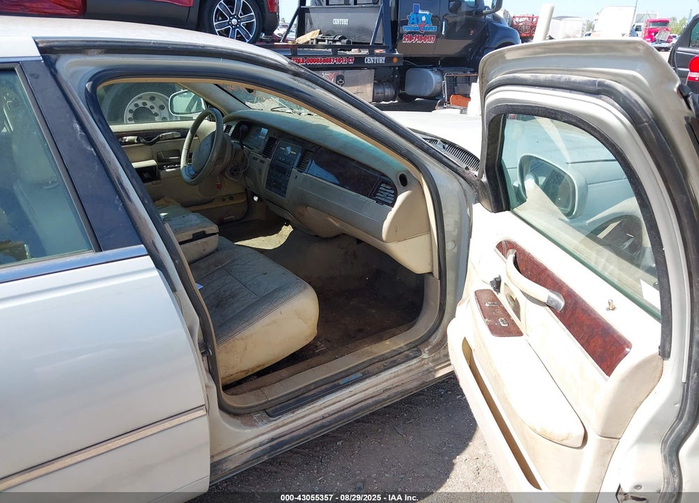 2007 LINCOLN TOWN CAR SIGNATURE VIN: 1LNHM81V97Y601947