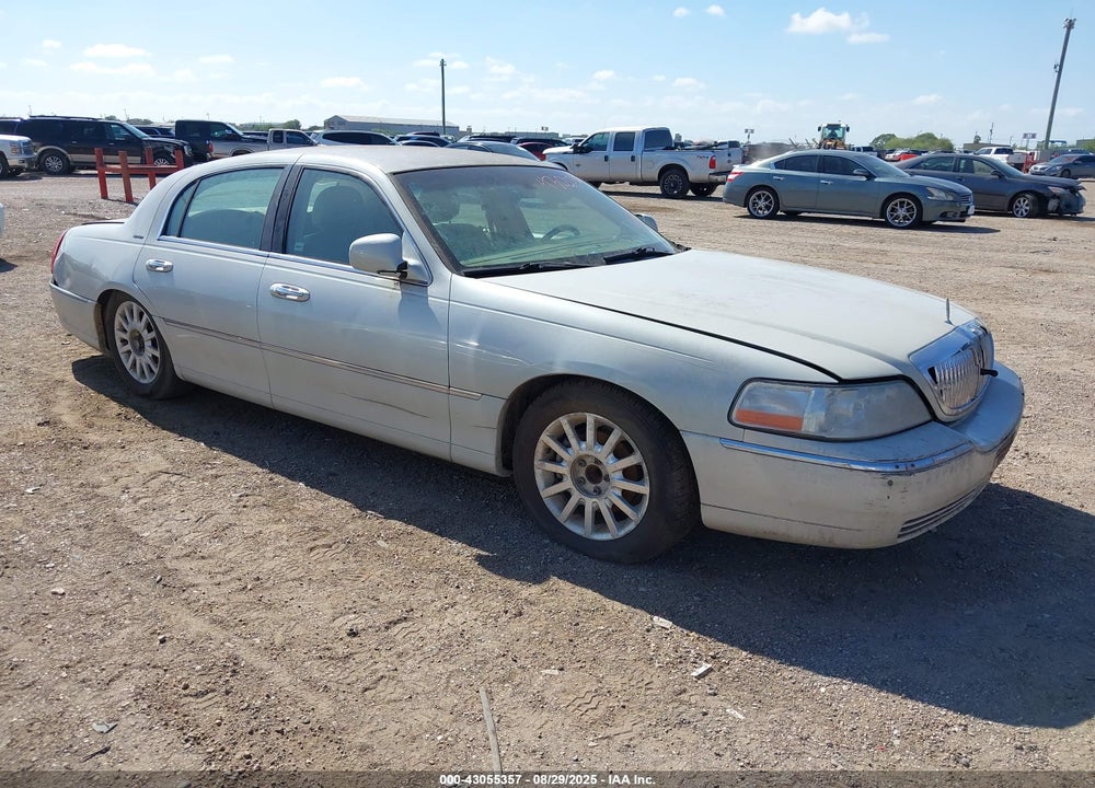 2007 LINCOLN TOWN CAR SIGNATURE VIN: 1LNHM81V97Y601947