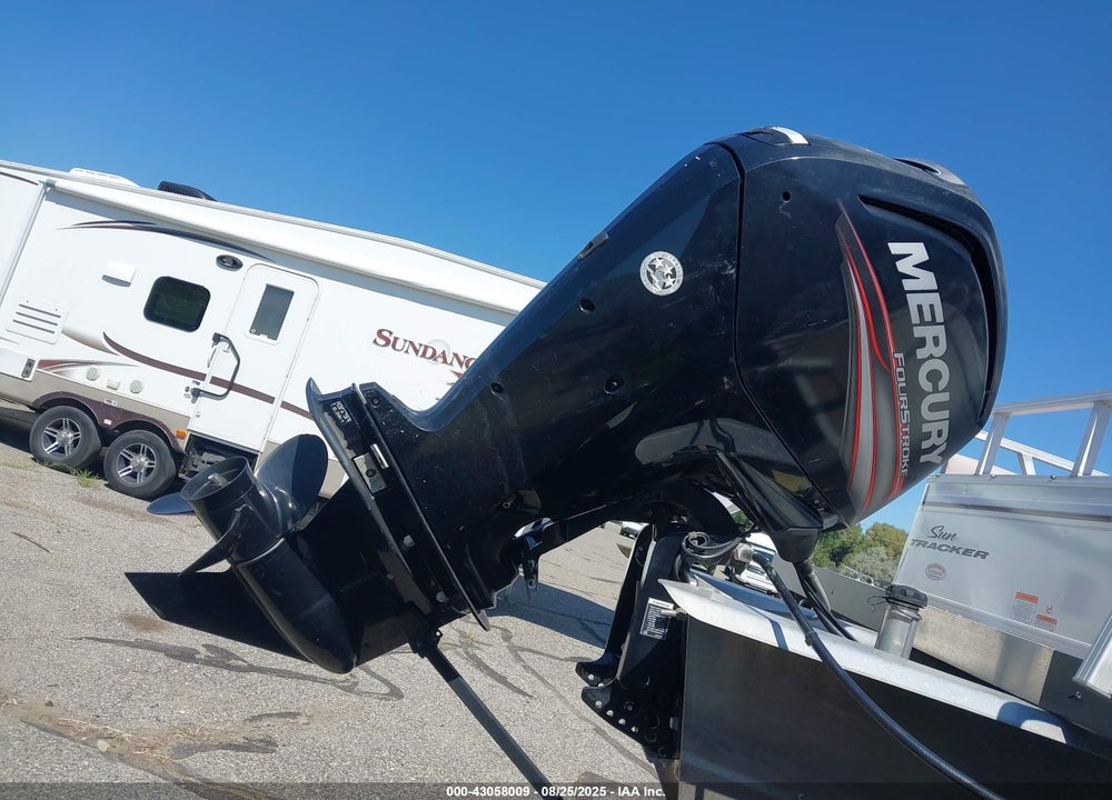 2015 SUNTRACKER PH30 PONTOON BOAT VIN: BUJ04686G415