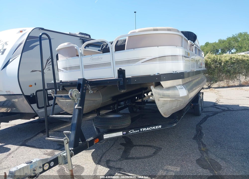 2015 SUNTRACKER PH30 PONTOON BOAT VIN: BUJ04686G415