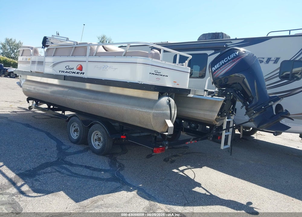 2015 SUNTRACKER PH30 PONTOON BOAT VIN: BUJ04686G415