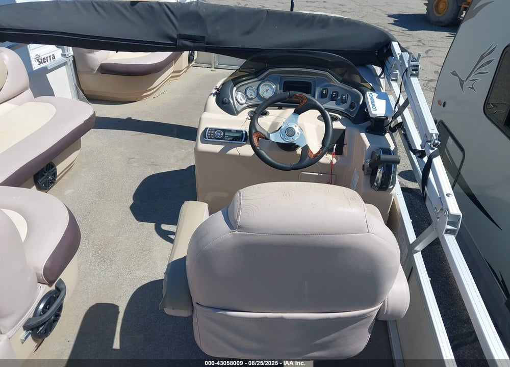 2015 SUNTRACKER PH30 PONTOON BOAT VIN: BUJ04686G415