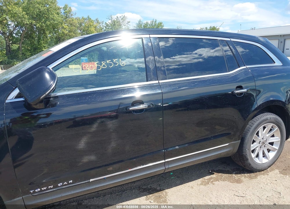 2017 LINCOLN MKT VIN: 2LMHJ5NK4HBL00917
