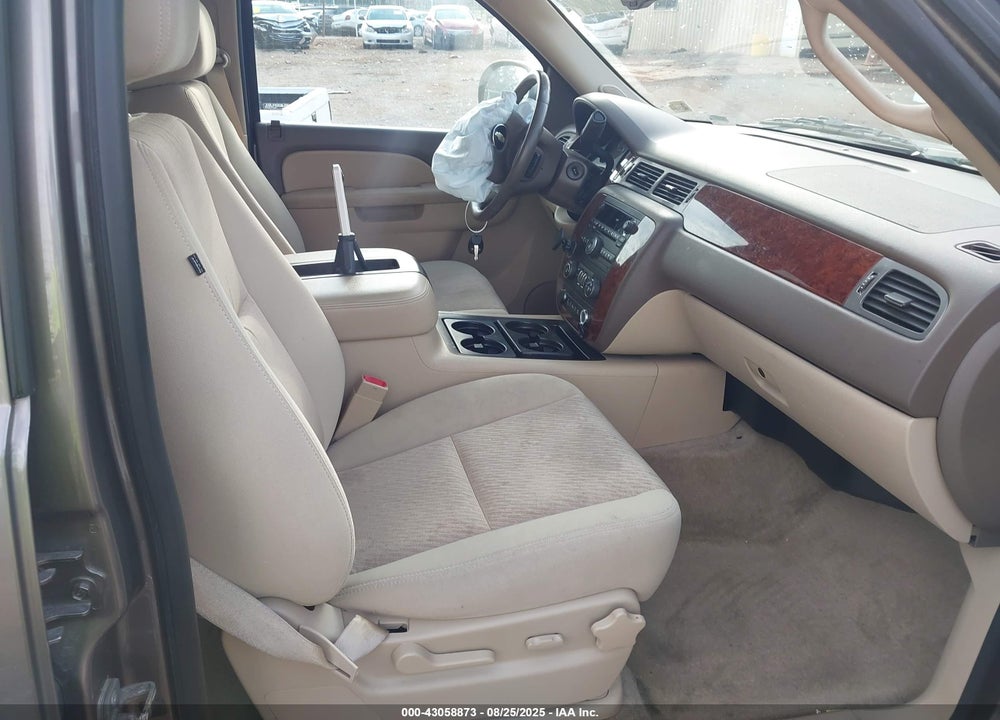2014 CHEVROLET SUBURBAN 1500 VIN: 1GNSKHE7XER181612