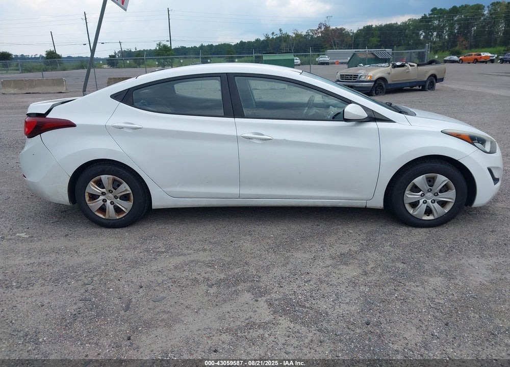 2016 HYUNDAI ELANTRA VIN: 5NPDH4AE1GH665563