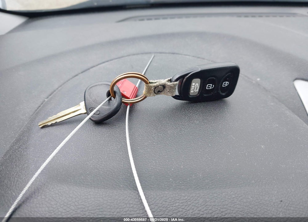 2016 HYUNDAI ELANTRA VIN: 5NPDH4AE1GH665563