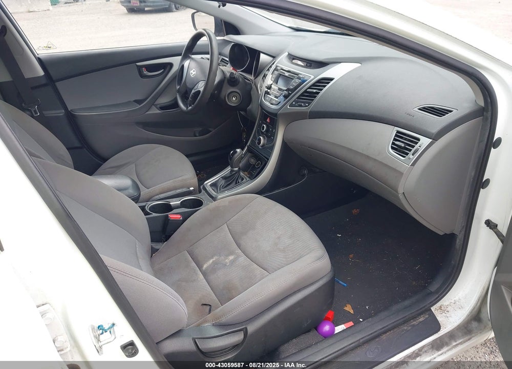 2016 HYUNDAI ELANTRA VIN: 5NPDH4AE1GH665563