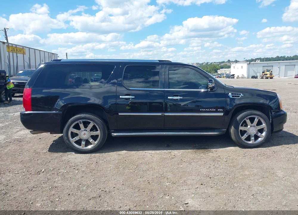2011 CADILLAC ESCALADE ESV LUXURY VIN: 1GYS4HEF8BR398558