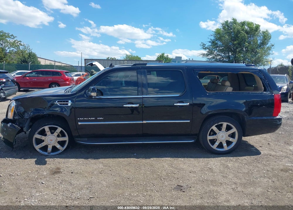 2011 CADILLAC ESCALADE ESV LUXURY VIN: 1GYS4HEF8BR398558