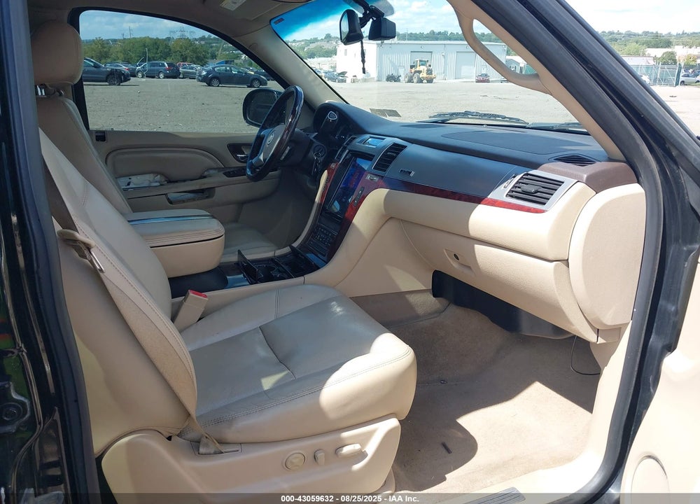 2011 CADILLAC ESCALADE ESV LUXURY VIN: 1GYS4HEF8BR398558