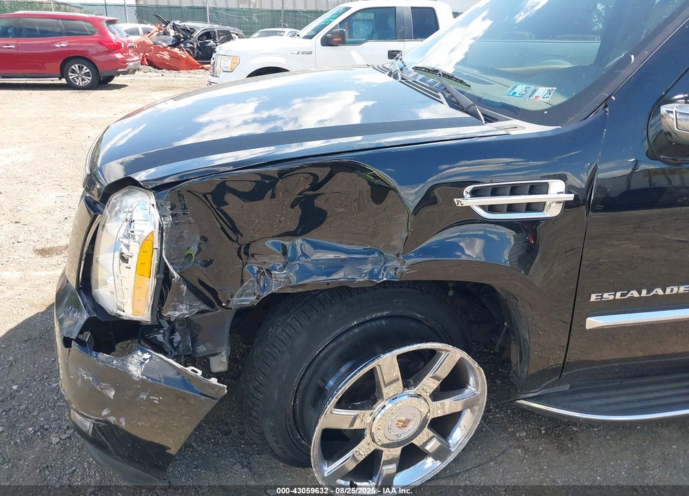 2011 CADILLAC ESCALADE ESV LUXURY VIN: 1GYS4HEF8BR398558