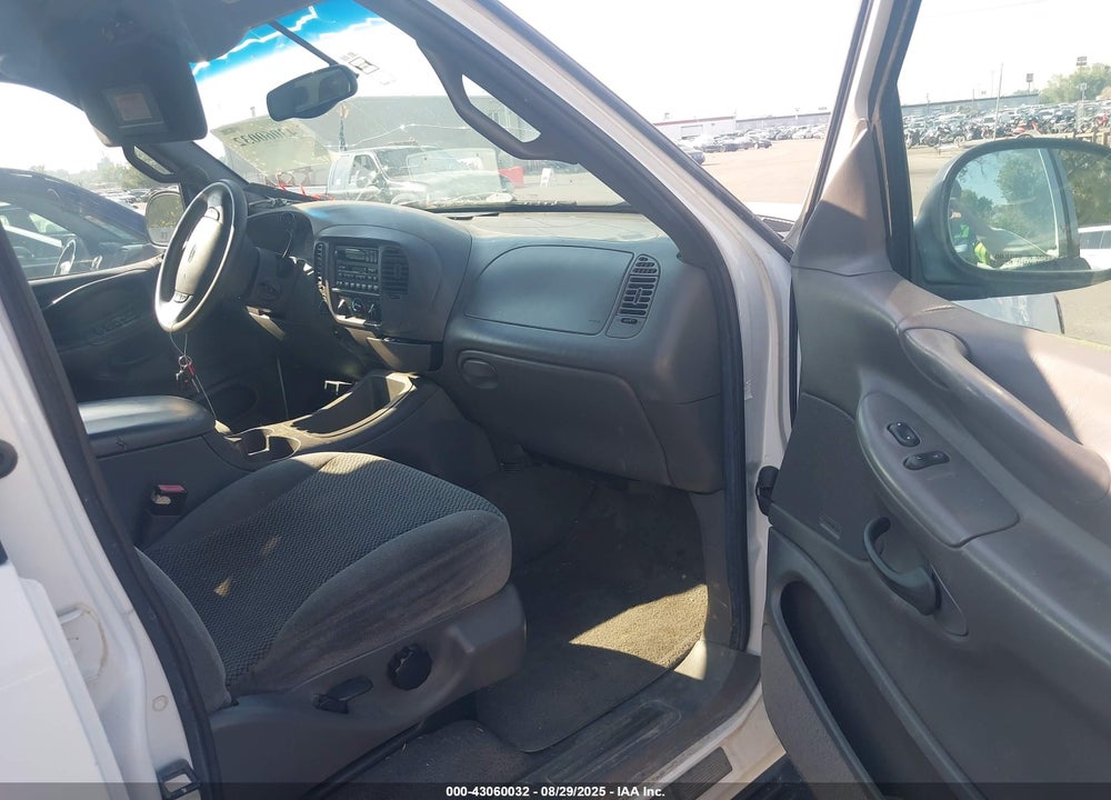 2001 FORD EXPEDITION XLT VIN: 1FMRU16W61LA66576