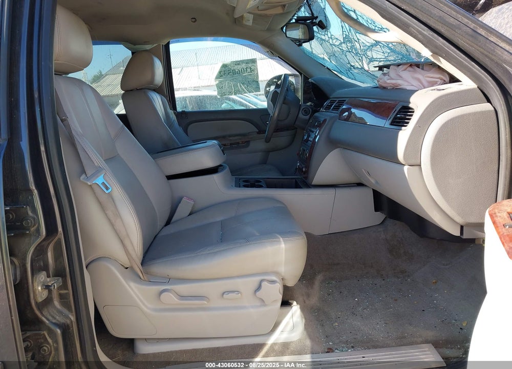 2010 CHEVROLET TAHOE VIN: 1GNUKBE09AR257565