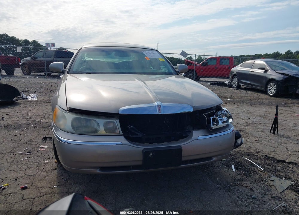 2001 LINCOLN TOWN CAR SIGNATURE VIN: 1LNHM82W81Y611688