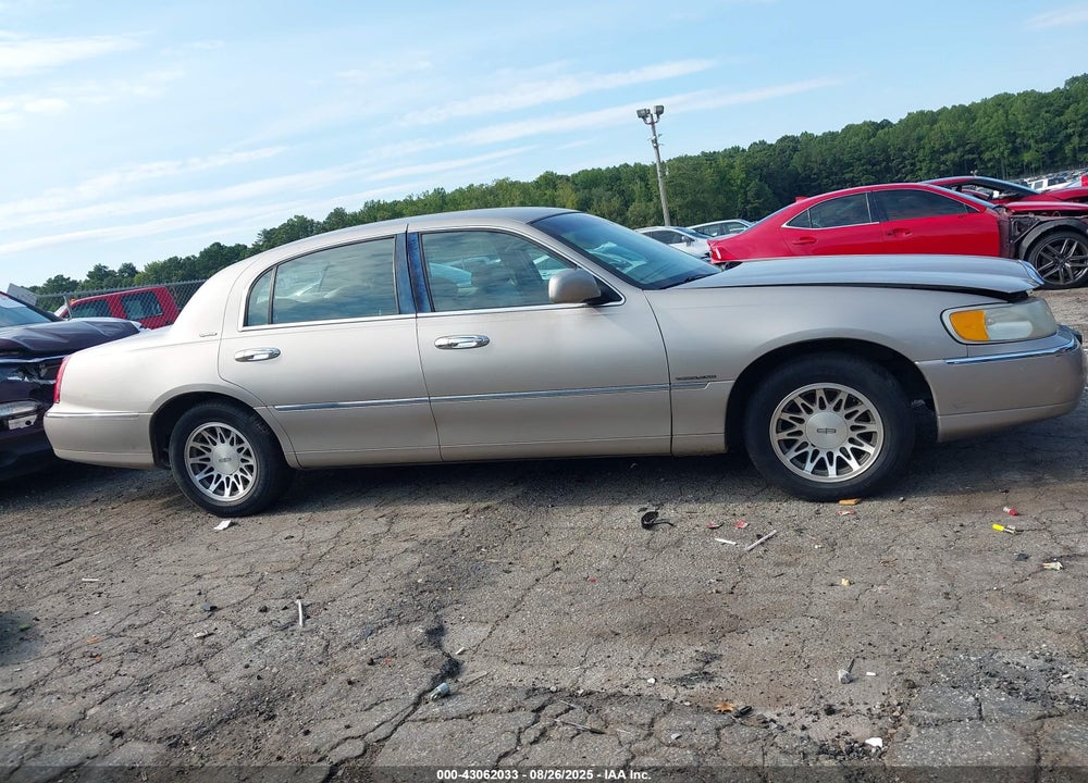 2001 LINCOLN TOWN CAR SIGNATURE VIN: 1LNHM82W81Y611688