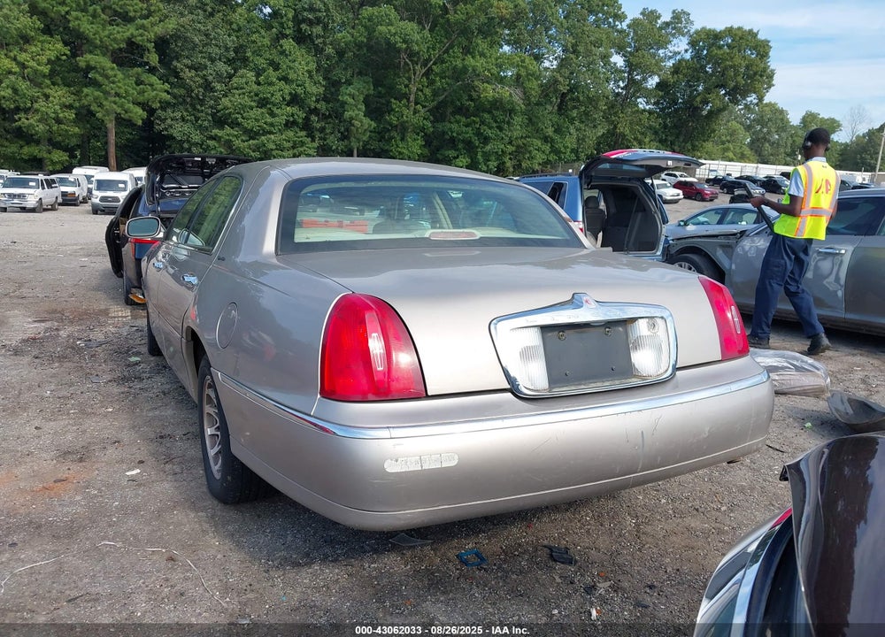 2001 LINCOLN TOWN CAR SIGNATURE VIN: 1LNHM82W81Y611688