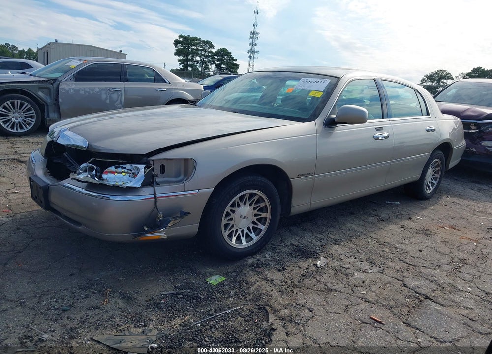 2001 LINCOLN TOWN CAR SIGNATURE VIN: 1LNHM82W81Y611688