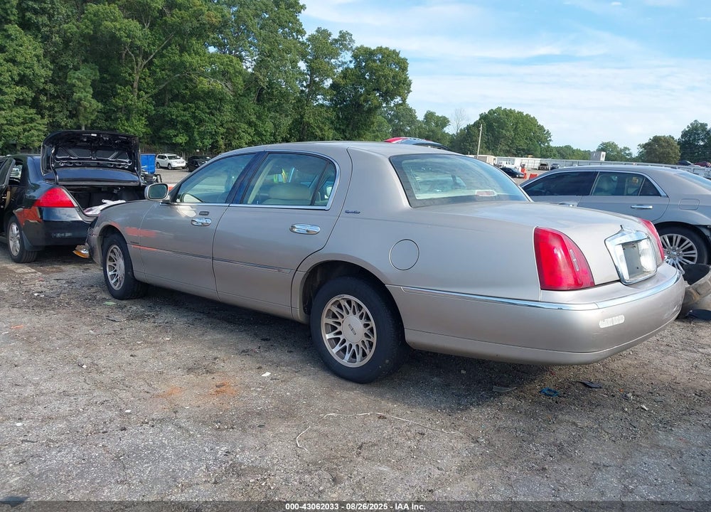 2001 LINCOLN TOWN CAR SIGNATURE VIN: 1LNHM82W81Y611688