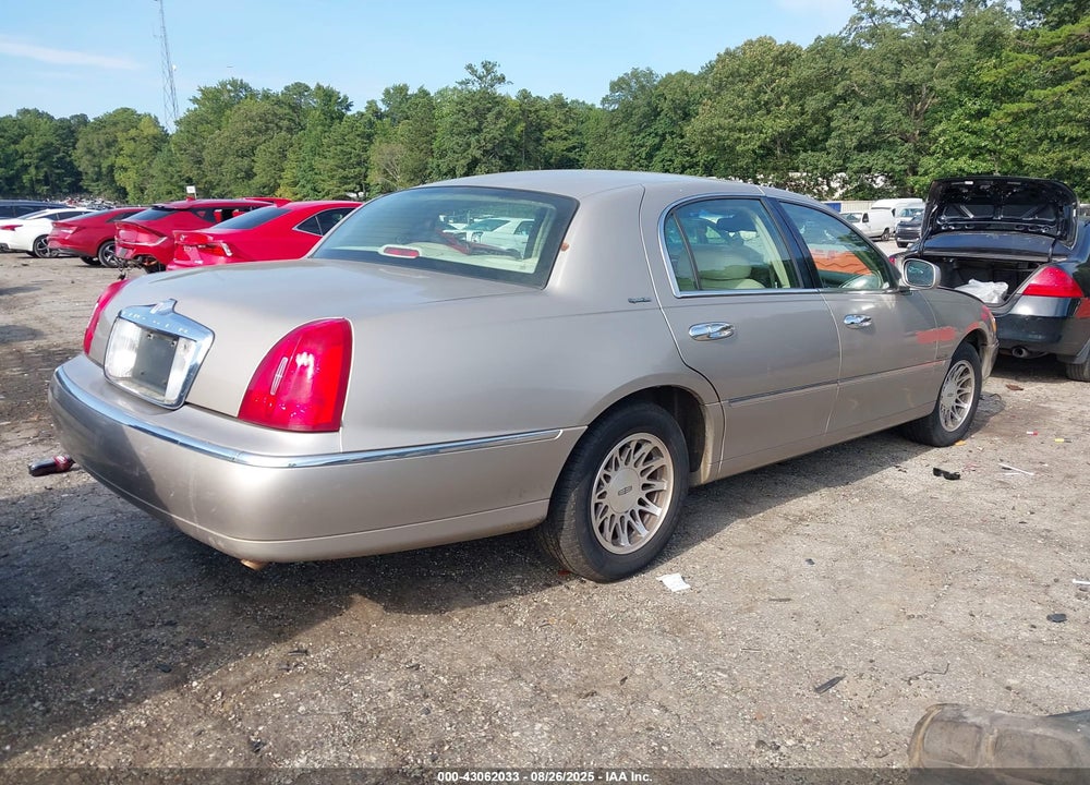 2001 LINCOLN TOWN CAR SIGNATURE VIN: 1LNHM82W81Y611688