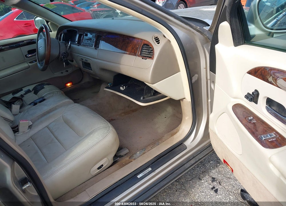 2001 LINCOLN TOWN CAR SIGNATURE VIN: 1LNHM82W81Y611688
